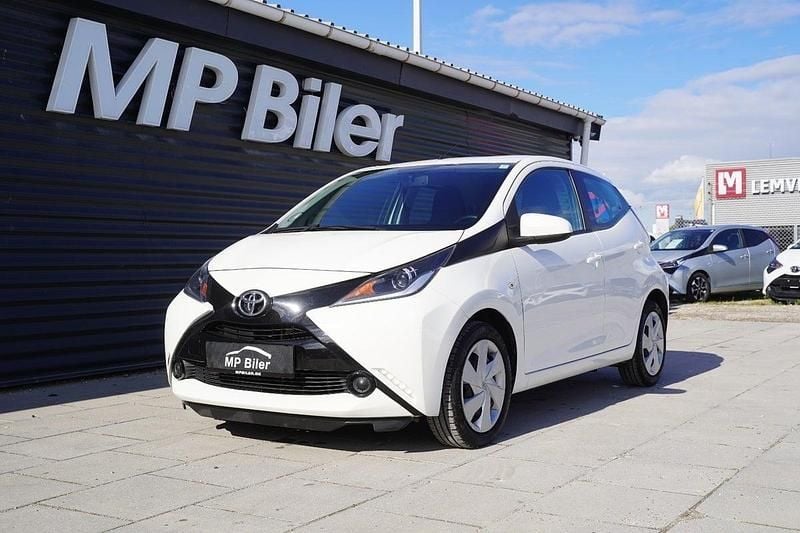 Hvidmetal Brugt 2015 Toyota Aygo X-play Hatchback | 63.900 kr. (Fair pris) - Billede 1/4