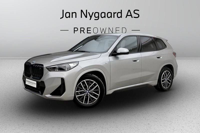 Sølvmetal Brugt 2023 BMW iX1 M Sport SUV | 339.000 kr. (Fair pris) - Billede 1/3