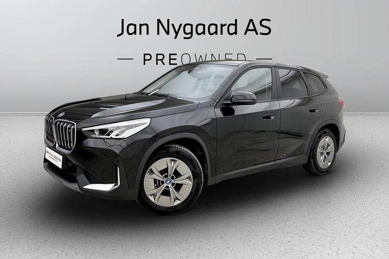 Sort Brugt 2025 BMW iX1 SUV | 329.000 kr. - Billede 1/3