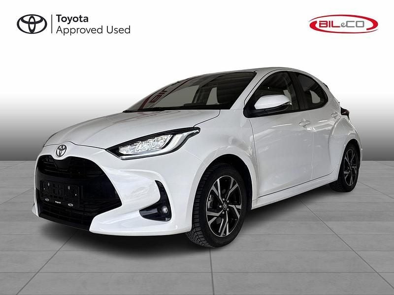 Hvid Brugt 2024 Toyota Yaris Hybrid Style Hatchback | 219.900 kr. (Fair pris) - Billede 1/4