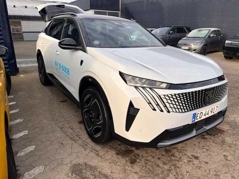 Hvid metal Brugt 2024 Peugeot e-5008 GT SUV | 422.990 kr. (Fair pris) - Billede 1/4