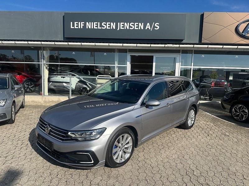 Sølvmetal Brugt 2019 VW Passat GTE Stationcar | 205.000 kr. (Fair pris) - Billede 1/4