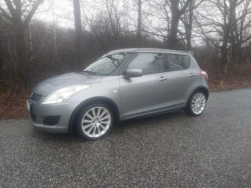 Brugt Suzuki Swift GL 94 HK (69 kW) 2011 Farve: rød Hatchback