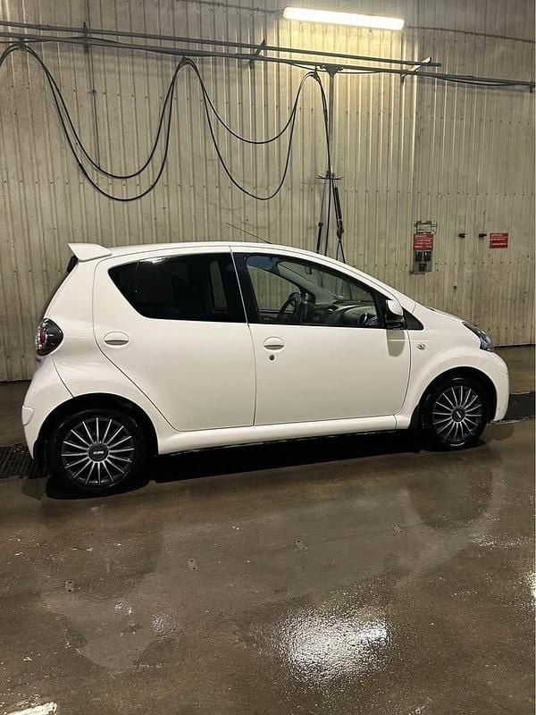 Brugt Toyota Aygo 68 HK (50 kW) 2013 Hvid Hatchback