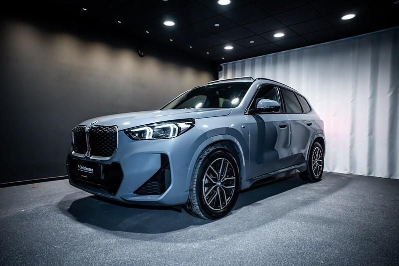 Farve: grå Brugt 2024 BMW iX1 M Sport SUV | 329.900 kr. (Fair pris) - Billede 1/4