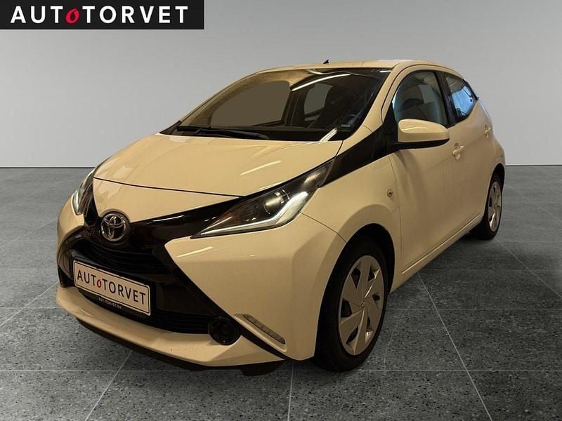 Hvid Brugt 2017 Toyota Aygo X-cite Hatchback | 74.700 kr. (Fair pris) - Billede 1/4