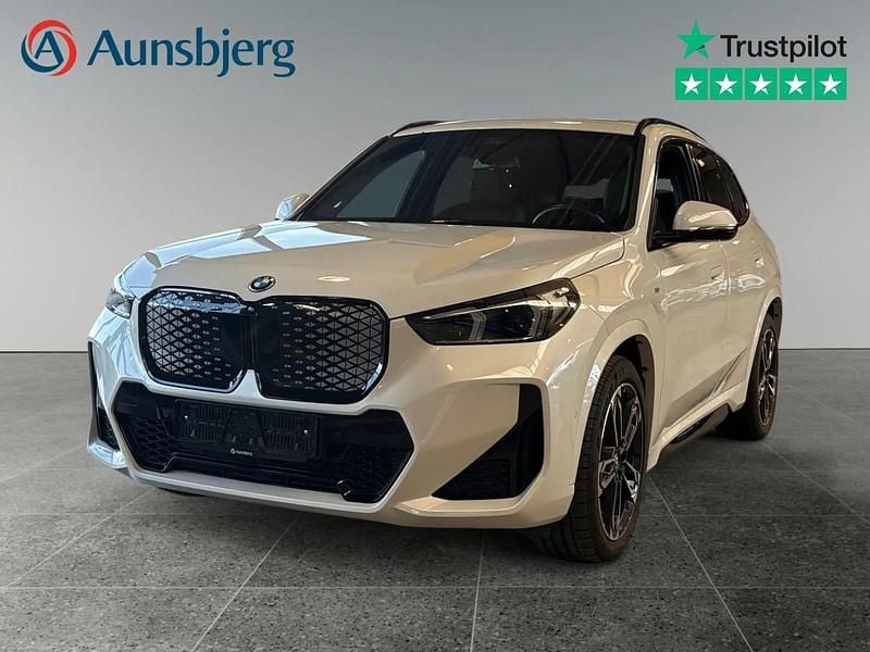 Hvid Brugt 2024 BMW iX1 M Sport SUV | 344.500 kr. (Fair pris) - Billede 1/4