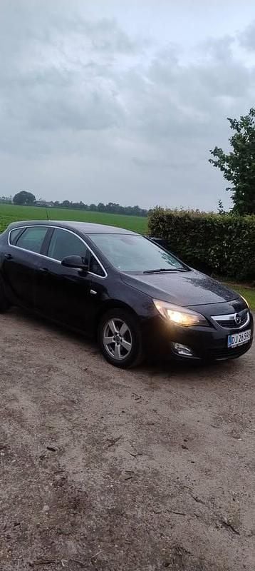 Sort Brugt 2013 Opel Astra Sedan | 23.000 kr. - Billede 1/4