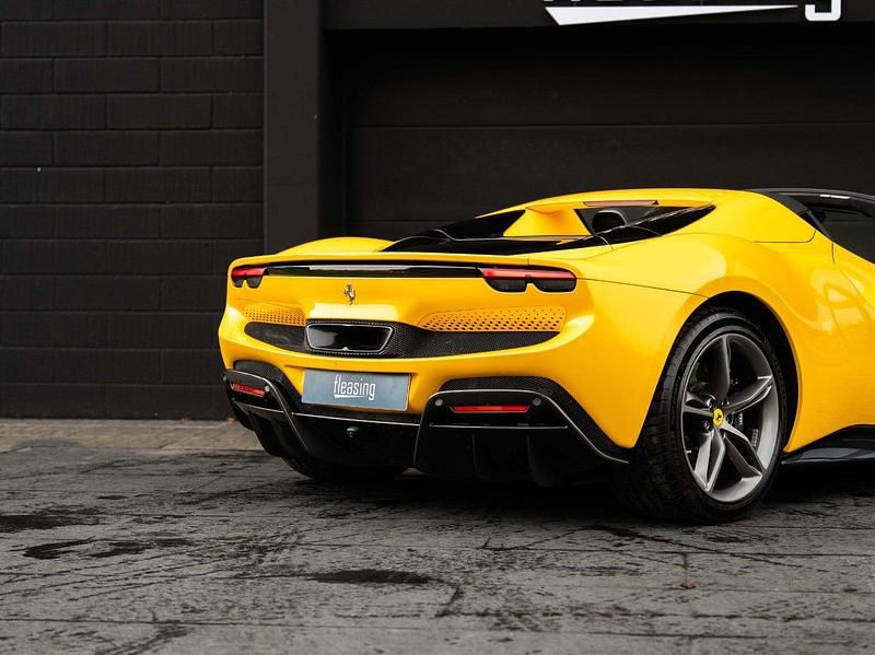 Brugt Ferrari 296 830 HK (610 kW) 2024 Gul Cabriolet