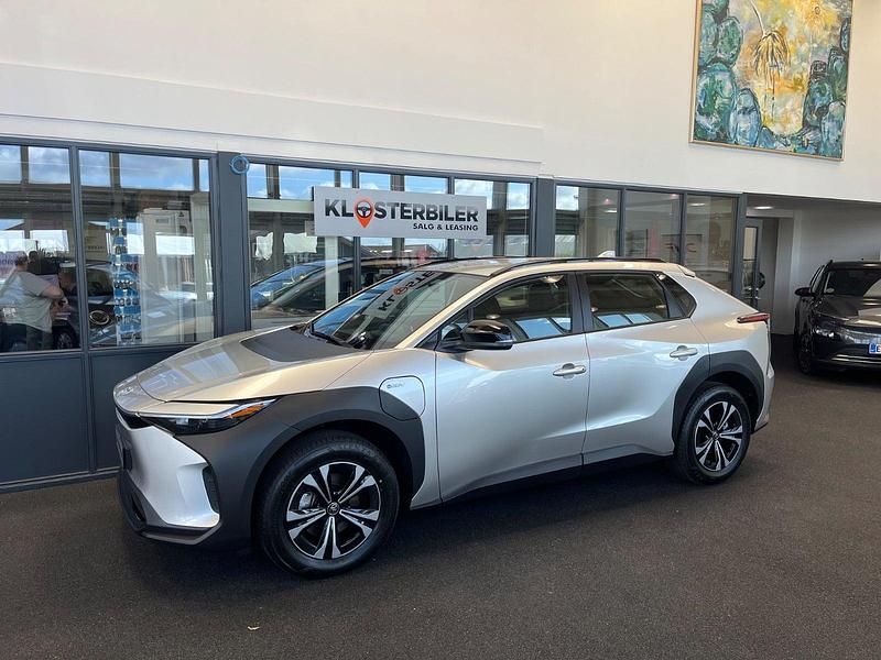Sølvmetal Ny 2025 Toyota bZ4X Comfort SUV | 254.700 kr. (Fair pris) - Billede 1/4