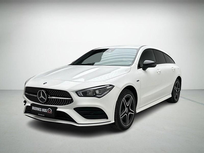Hvid Brugt 2021 Mercedes CLA250e Shooting Brake AMG line Stationcar | 299.900 kr. - Billede 1/4