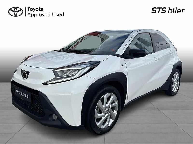 Pure white Brugt 2023 Toyota Aygo Active Hatchback | 139.995 kr. (Fair pris) - Billede 1/3