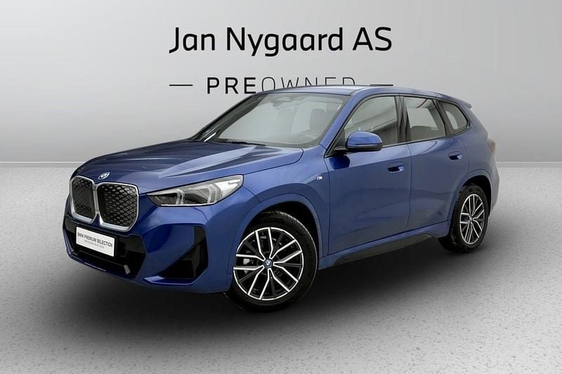 Blåmetal Brugt 2025 BMW iX1 M Sport SUV | 369.000 kr. - Billede 1/3