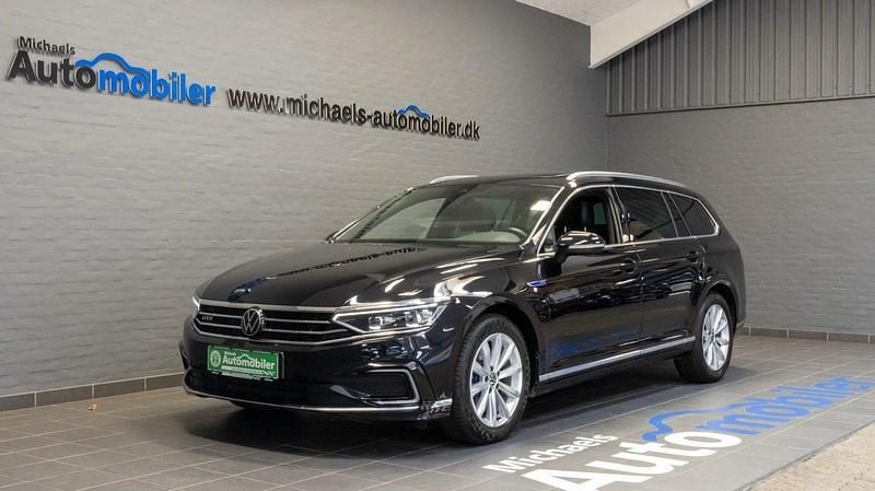 Sortmetal Brugt 2023 VW Passat GTE Stationcar | 299.900 kr. - Billede 1/4