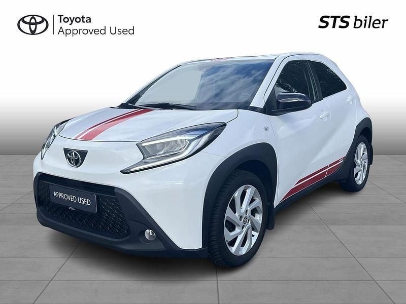 Pure white Brugt 2022 Toyota Aygo Active Hatchback | 134.995 kr. (Lidt for dyr) - Billede 1/4