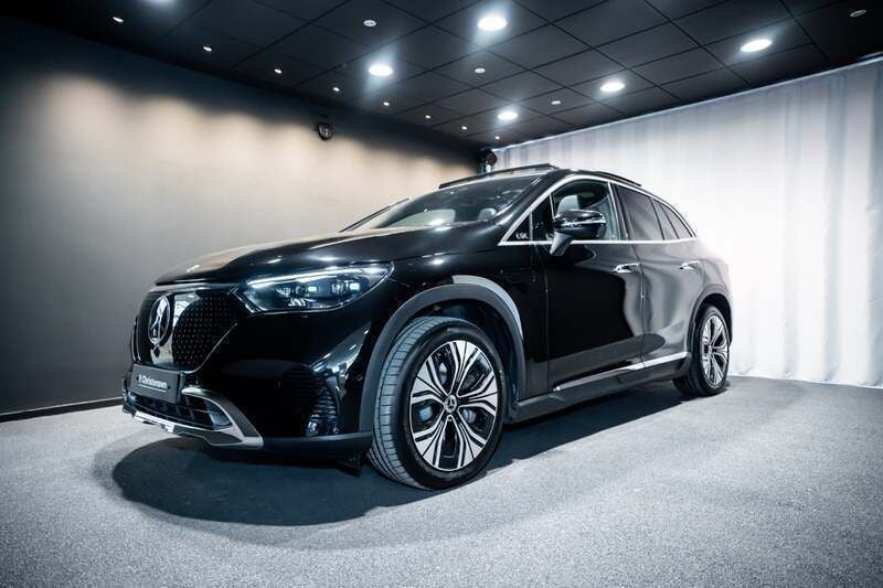 Farve: sortmetal Brugt 2023 Mercedes EQE350 SUV Electric Art SUV | 639.900 kr. - Billede 1/4