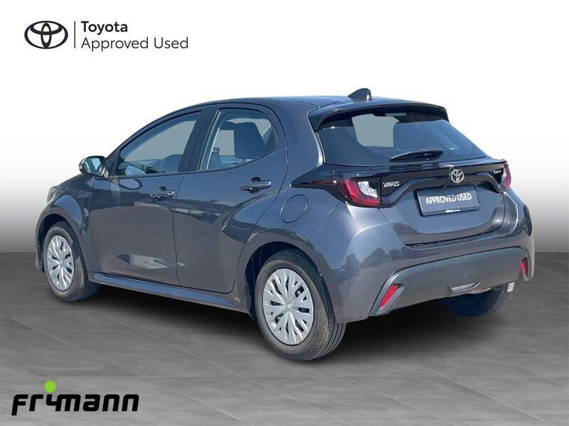 Ash grey Brugt 2024 Toyota Yaris Hybrid Hatchback | 204.990 kr. (God pris) - Billede 1/3