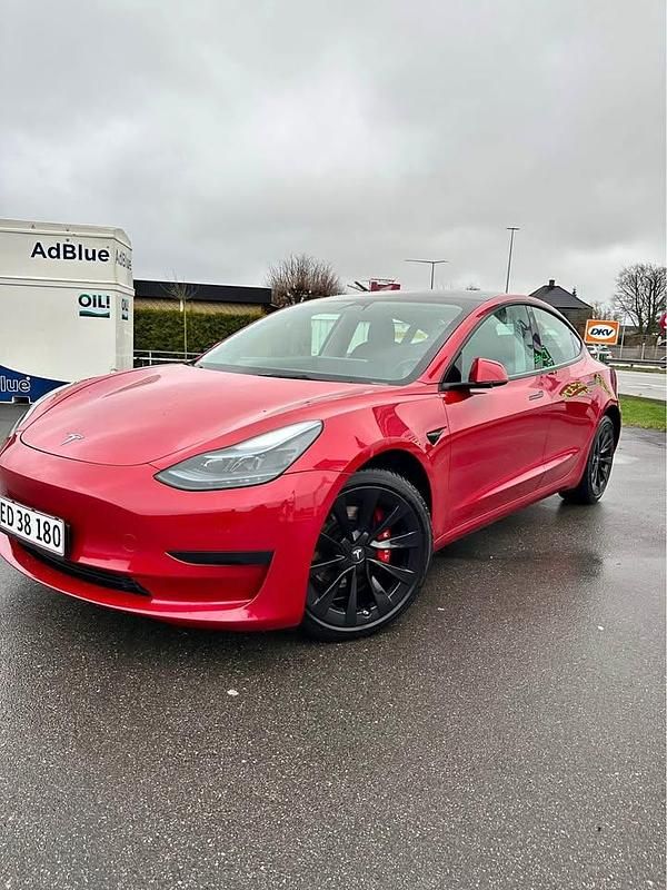 Rød Brugt 2022 Tesla Model 3 Standard Range Plus Sedan | 200.000 kr. (God pris) - Billede 1/4