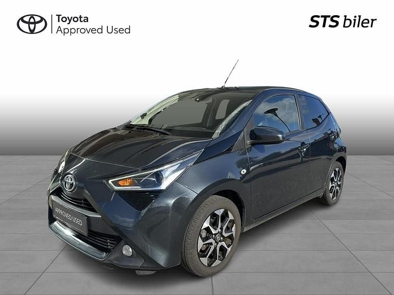 1e0 dark grey mc Brugt 2021 Toyota Aygo x-press Hatchback | 114.995 kr. (Fair pris) - Billede 1/3