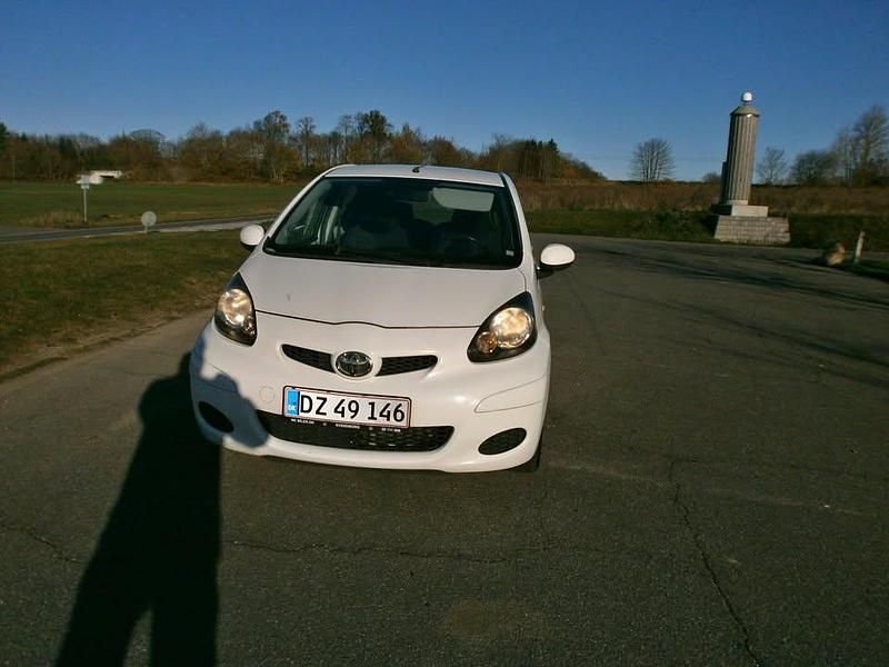 Brugt 2010 Toyota Aygo Plus Hatchback | 27.800 kr. (Lidt for dyr) - Billede 1/4