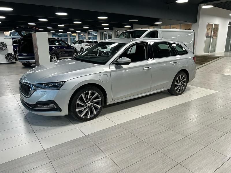 Sølv Brugt 2021 Skoda Octavia Stationcar | 209.900 kr. - Billede 1/2