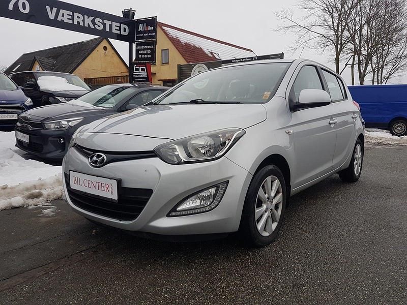 Brugt Hyundai i20 Comfort 100 HK (73 kW) 2014 Sølvmetal Hatchback
