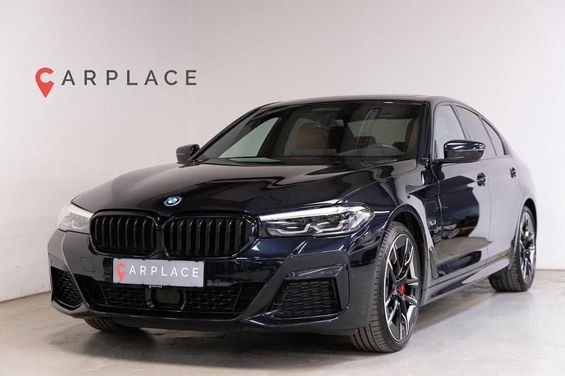 Carbonsortmetal Brugt 2021 BMW 545e M Sport Sedan | 529.900 kr. - Billede 1/4