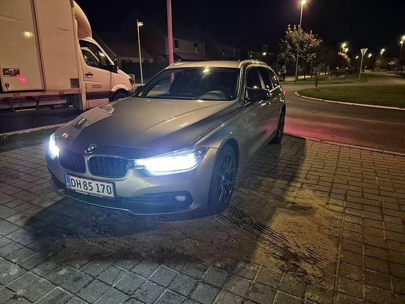 Grå Brugt 2019 BMW 320 Advantage Stationcar | 199.999 kr. (Fair pris) - Billede 1/4