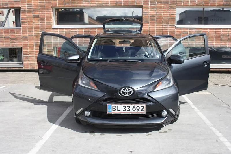 Brugt Toyota Aygo X-play 69 HK (50 kW) 2014 Grå Hatchback