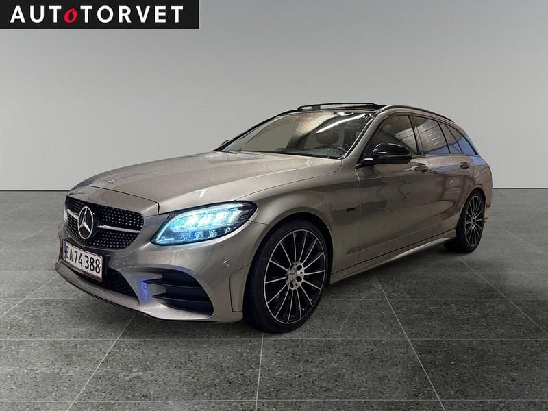 Champagnemetal Brugt 2020 Mercedes C300e AMG line Stationcar | 309.700 kr. (Fair pris) - Billede 1/4