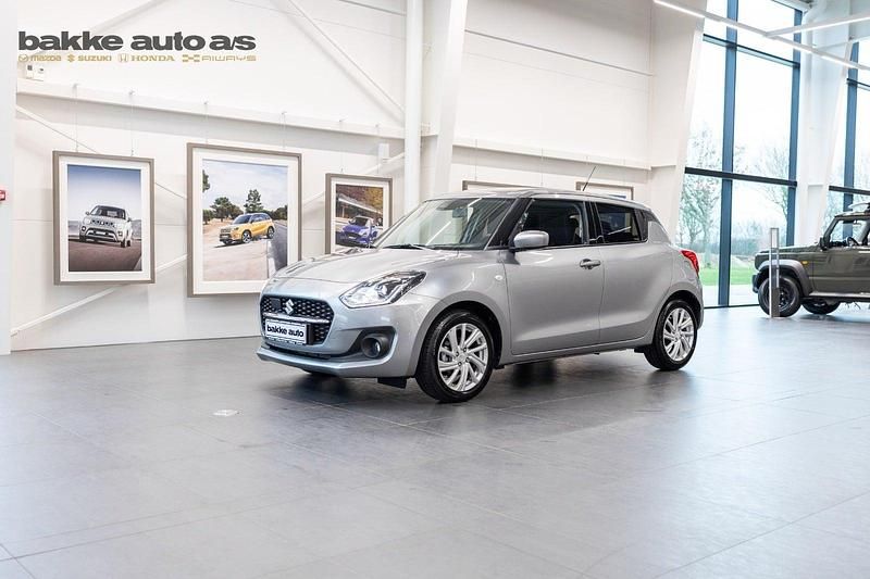 Sølvmetal Brugt 2023 Suzuki Swift Action Hatchback | 169.990 kr. (Lidt for dyr) - Billede 1/4