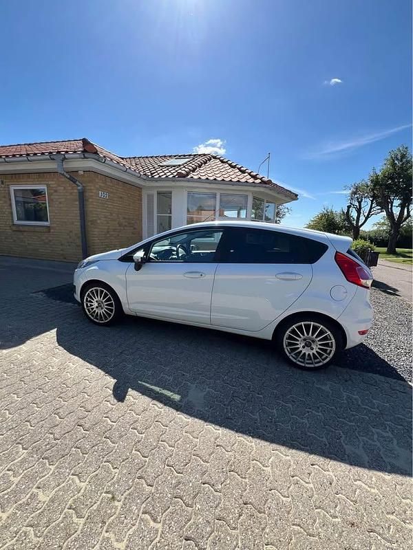 Brugt Ford Fiesta 101 HK (74 kW) 2013 Hvid Hatchback