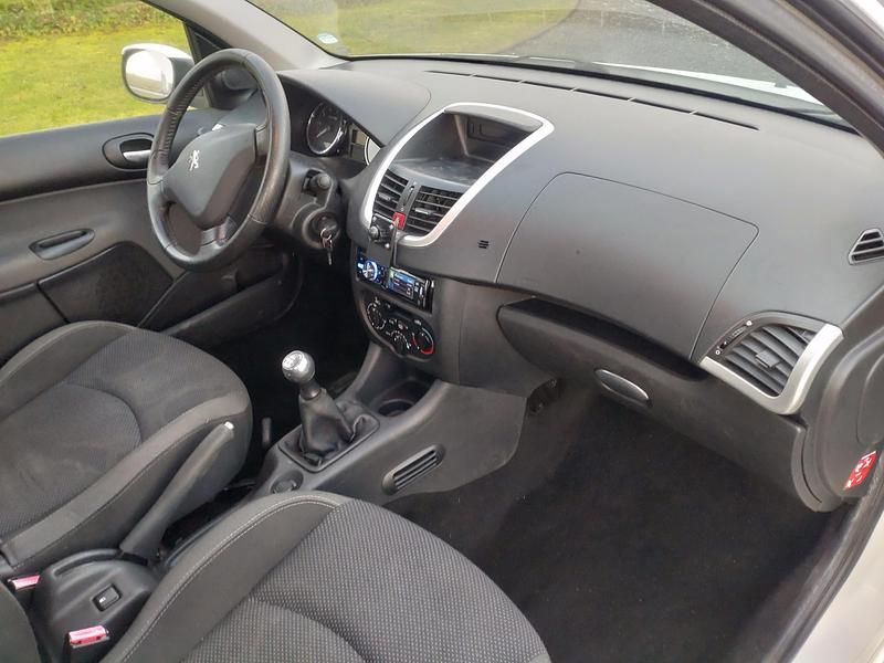 Hvid Brugt 2011 Peugeot 206+ Active Hatchback | 26.000 kr. (Lidt for dyr) - Billede 1/5