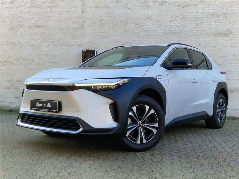 Platinum pearl white Ny 2024 Toyota bZ4X Executive SUV | 344.900 kr. (Fair pris) - Billede 1/2