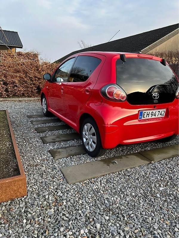 Brugt Toyota Aygo 68 HK (50 kW) 2013 Rød Hatchback