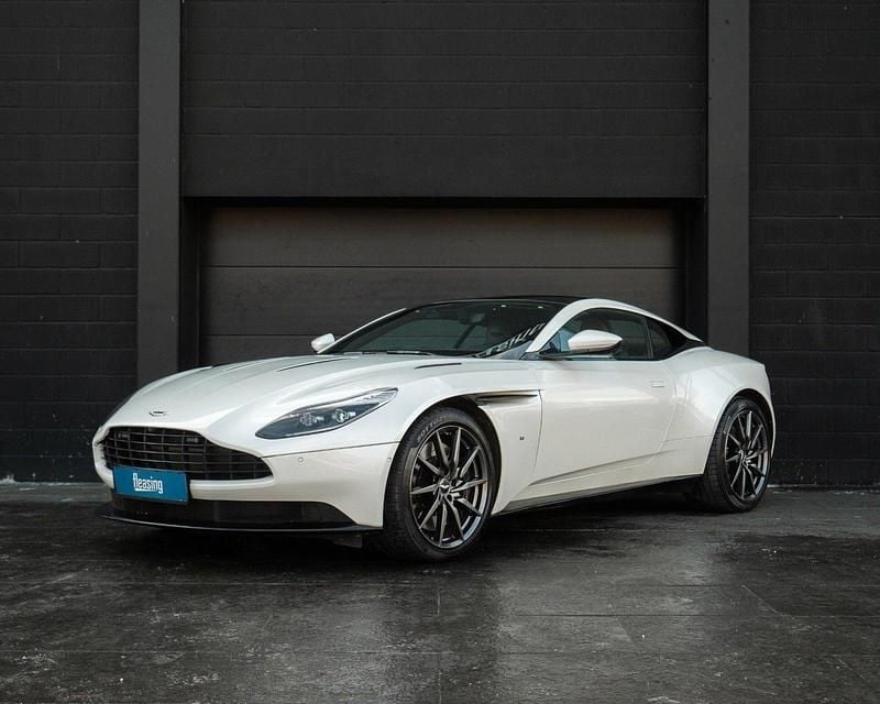 Hvidmetal Brugt 2016 Aston Martin DB11 Coupe | 11.976 kr. - Billede 1/4