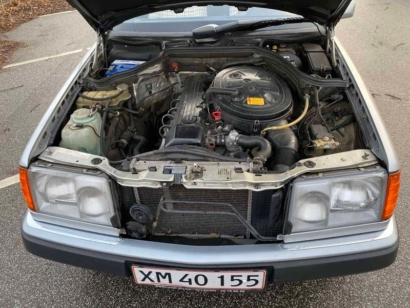 Brugt Mercedes E300 180 HK (132 kW) 1987 Guld Sedan