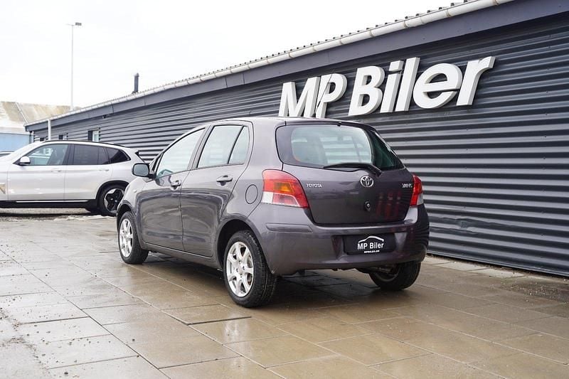 Brugt Toyota Yaris 100 HK (73 kW) 2010 Gråmetal Hatchback