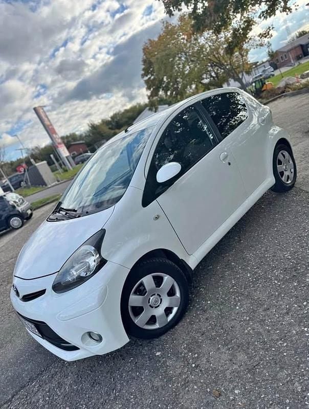 Hvid Brugt 2013 Toyota Aygo Hatchback | 46.999 kr. (Fair pris) - Billede 1/4