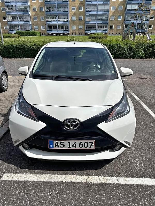 Hvid Brugt 2014 Toyota Aygo Hatchback | 42.000 kr. (Fair pris) - Billede 1/4