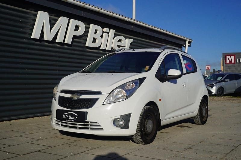 Hvid Brugt 2011 Chevrolet Spark LS Hatchback | 24.900 kr. (Fair pris) - Billede 1/4
