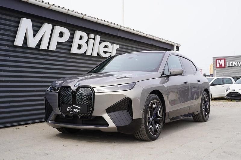 Gråmetal Brugt 2023 BMW iX Sport Line SUV | 459.900 kr. (Lidt for dyr) - Billede 1/4