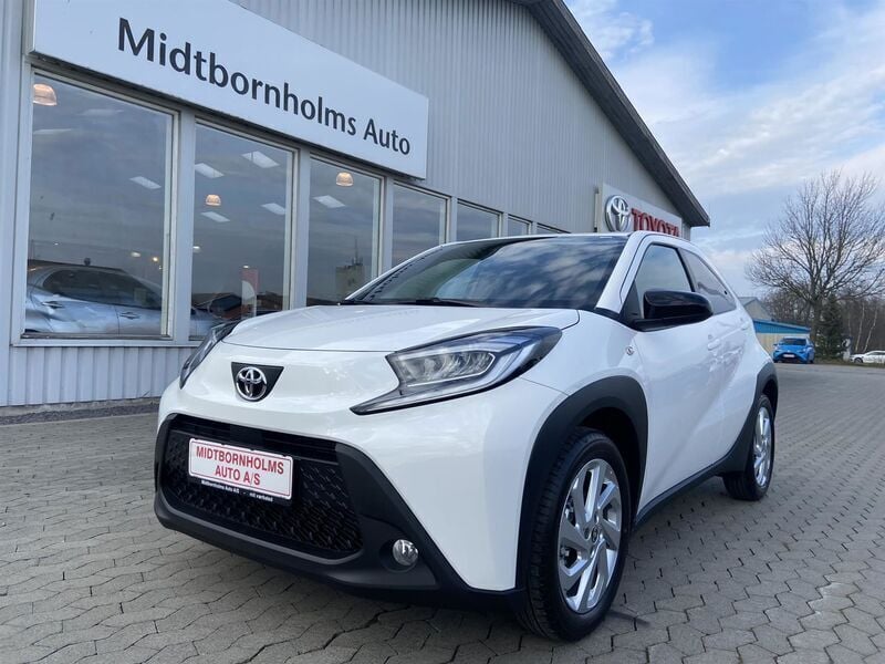 Pure white Brugt 2024 Toyota Aygo Active Hatchback | 149.900 kr. (Fair pris) - Billede 1/3