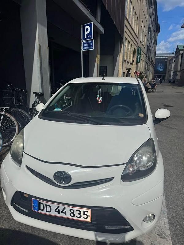 Brugt Toyota Aygo 68 HK (50 kW) 2013 Hvid Hatchback