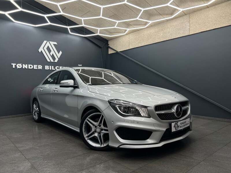 Sølvmetal Brugt 2013 Mercedes CLA220 AMG line Sedan | 219.500 kr. (Fair pris) - Billede 1/4