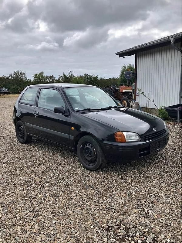 Hvid Brugt 1997 Toyota Starlet Hatchback | 26.000 kr. - Billede 1/4