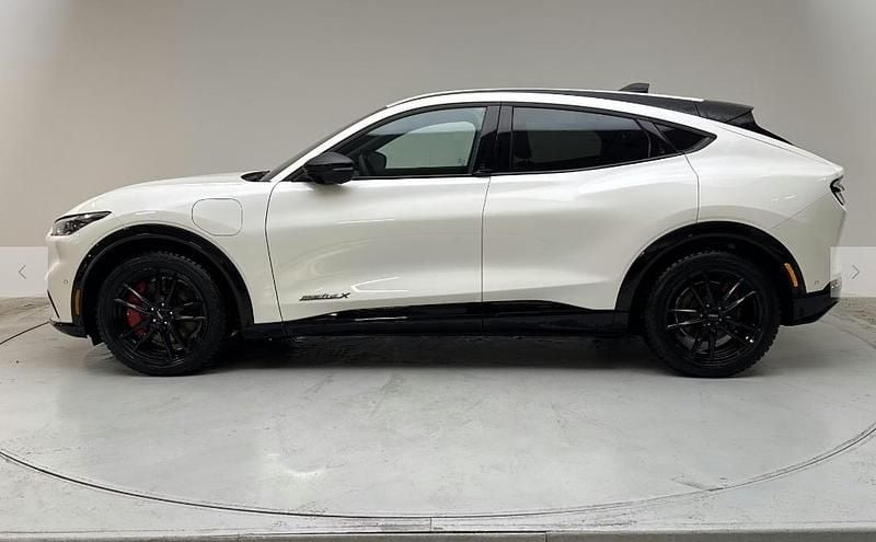 Hvidmetal Brugt 2025 Ford Mustang Mach-E Extended Range SUV | 318.900 kr. (Fair pris) - Billede 1/4