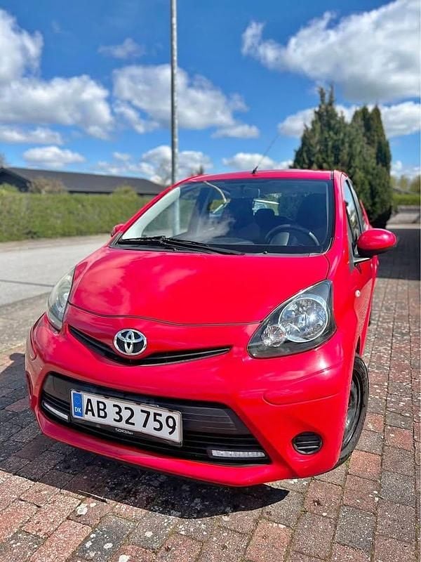 Rød Brugt 2012 Toyota Aygo T2 Hatchback | 46.000 kr. (Fair pris) - Billede 1/4