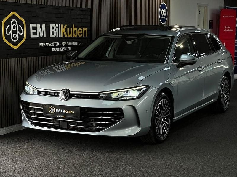 Sølvmetal Brugt 2024 VW Passat Elegance Stationcar | 489.900 kr. - Billede 1/4
