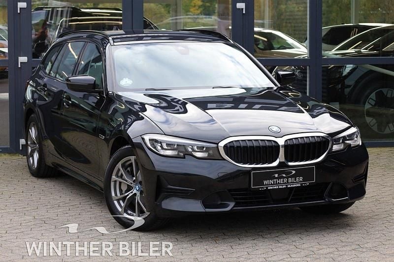 Sortmetal Brugt 2022 BMW 330e Sport Line Stationcar | 254.900 kr. - Billede 1/4
